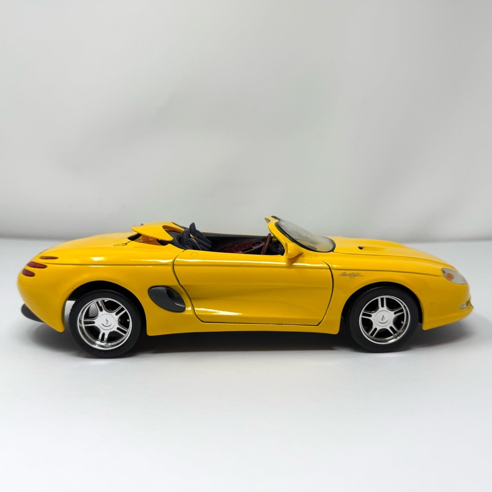 MAISTO yellow Mustang Mach III scale 1/18